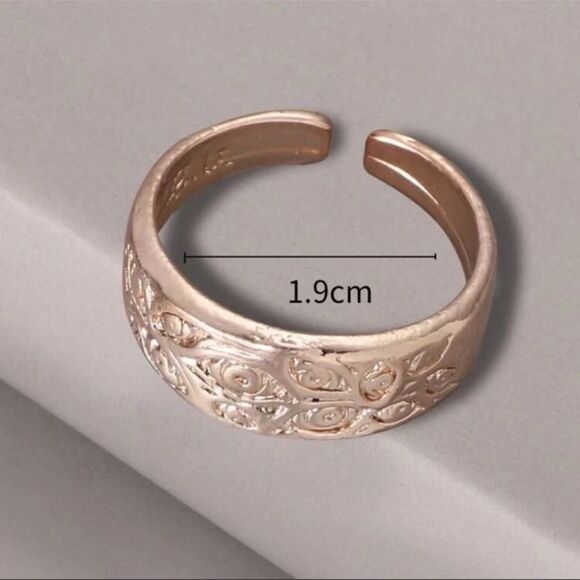 ⭐️3/$25⭐️ NEW Flower Engraved Rose Gold Ring - Picture 2 of 3